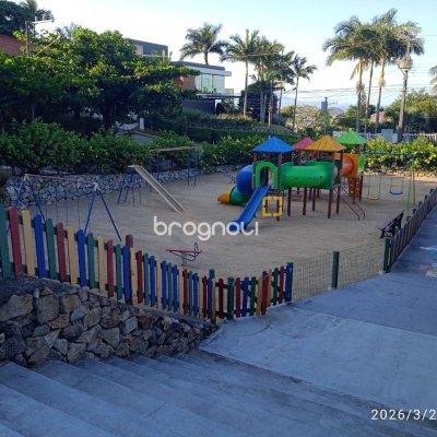 Casa de Condomínio com 301m², 4 quartos (sendo 2 suítes), 2 garagens, no bairro Bosque das Mansões em São José