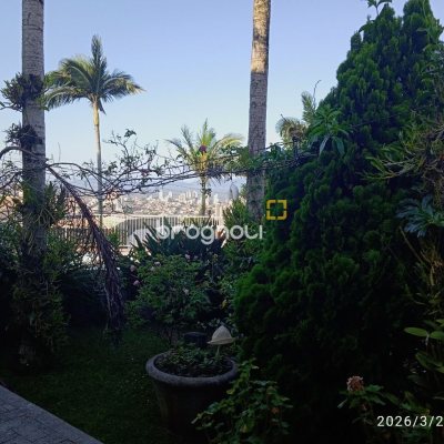 Casa de Condomínio com 301m², 4 quartos (sendo 2 suítes), 2 garagens, no bairro Bosque das Mansões em São José