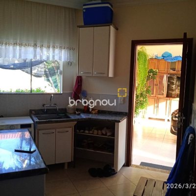 Casa de Condomínio com 301m², 4 quartos (sendo 2 suítes), 2 garagens, no bairro Bosque das Mansões em São José