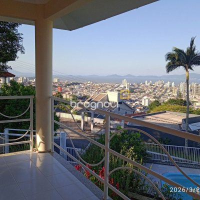 Casa de Condomínio com 301m², 4 quartos (sendo 2 suítes), 2 garagens, no bairro Bosque das Mansões em São José