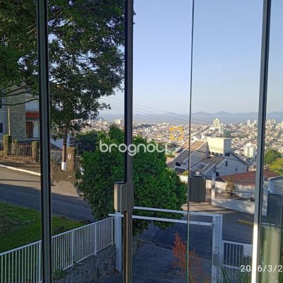 Casa de Condomínio com 301m², 4 quartos (sendo 2 suítes), 2 garagens, no bairro Bosque das Mansões em São José