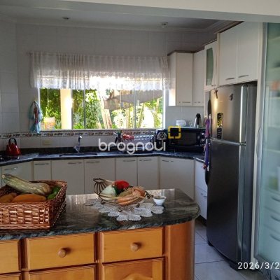 Casa de Condomínio com 301m², 4 quartos (sendo 2 suítes), 2 garagens, no bairro Bosque das Mansões em São José