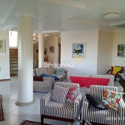 Casa de Condomínio com 301m², 4 quartos (sendo 2 suítes), 2 garagens, no bairro Bosque das Mansões em São José