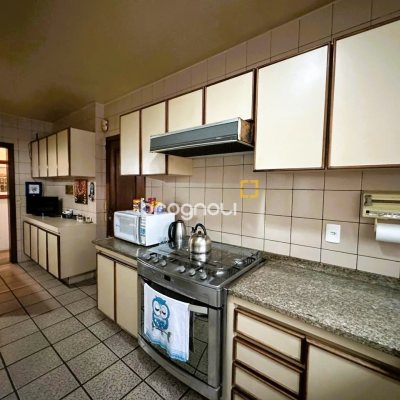 Apartamento com 231m², 4 quartos (sendo 2 suítes), 2 garagens, no bairro Centro em Florianópolis