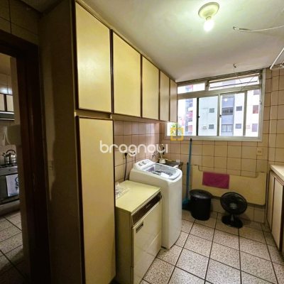 Apartamento com 231m², 4 quartos (sendo 2 suítes), 2 garagens, no bairro Centro em Florianópolis