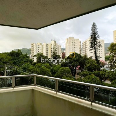 Apartamento com 231m², 4 quartos (sendo 2 suítes), 2 garagens, no bairro Centro em Florianópolis