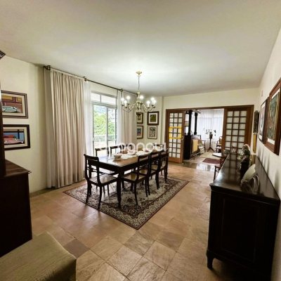 Apartamento com 231m², 4 quartos (sendo 2 suítes), 2 garagens, no bairro Centro em Florianópolis