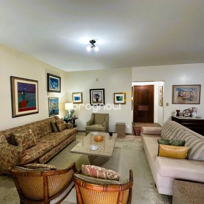 Apartamento com 231m², 4 quartos (sendo 2 suítes), 2 garagens, no bairro Centro em Florianópolis