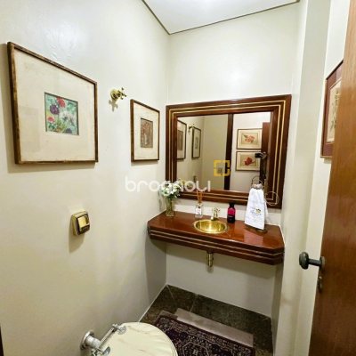 Apartamento com 231m², 4 quartos (sendo 2 suítes), 2 garagens, no bairro Centro em Florianópolis