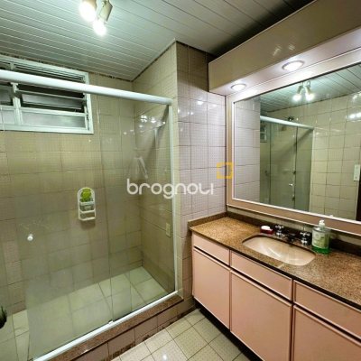 Apartamento com 231m², 4 quartos (sendo 2 suítes), 2 garagens, no bairro Centro em Florianópolis