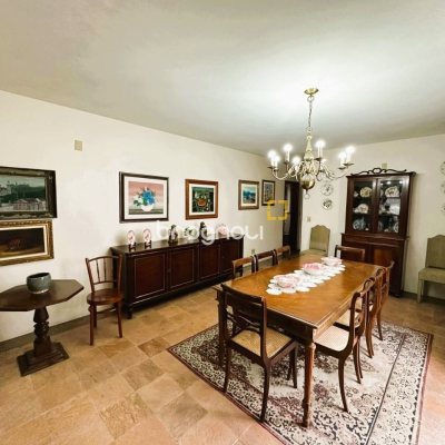 Apartamento com 231m², 4 quartos (sendo 2 suítes), 2 garagens, no bairro Centro em Florianópolis