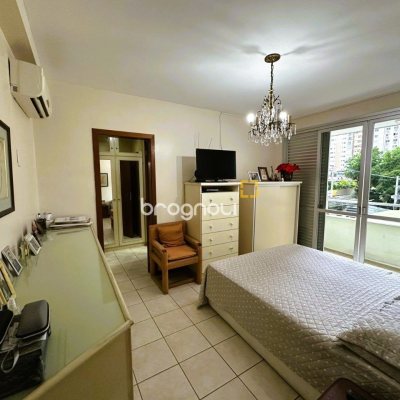 Apartamento com 231m², 4 quartos (sendo 2 suítes), 2 garagens, no bairro Centro em Florianópolis
