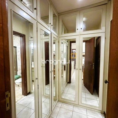 Apartamento com 231m², 4 quartos (sendo 2 suítes), 2 garagens, no bairro Centro em Florianópolis