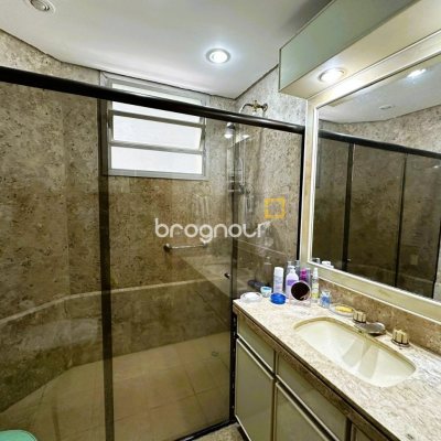Apartamento com 231m², 4 quartos (sendo 2 suítes), 2 garagens, no bairro Centro em Florianópolis