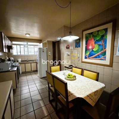 Apartamento com 231m², 4 quartos (sendo 2 suítes), 2 garagens, no bairro Centro em Florianópolis
