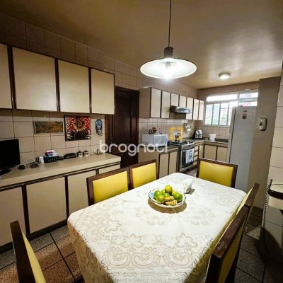 Apartamento com 231m², 4 quartos (sendo 2 suítes), 2 garagens, no bairro Centro em Florianópolis