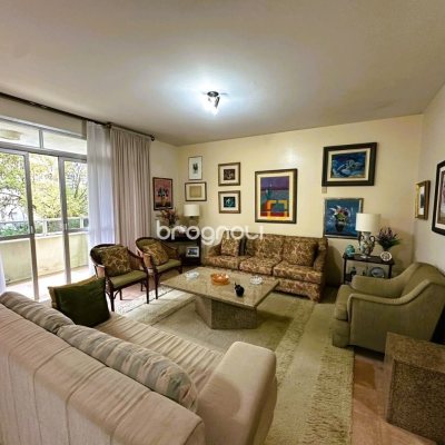 Apartamento com 231m², 4 quartos (sendo 2 suítes), 2 garagens, no bairro Centro em Florianópolis