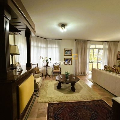 Apartamento com 231m², 4 quartos (sendo 2 suítes), 2 garagens, no bairro Centro em Florianópolis
