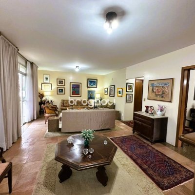 Apartamento com 231m², 4 quartos (sendo 2 suítes), 2 garagens, no bairro Centro em Florianópolis
