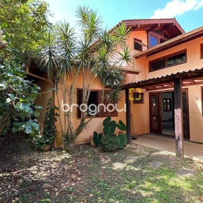 Casa com 340m², 5 quartos (sendo 5 suítes), 2 garagens, no bairro Rio Tavares em Florianópolis