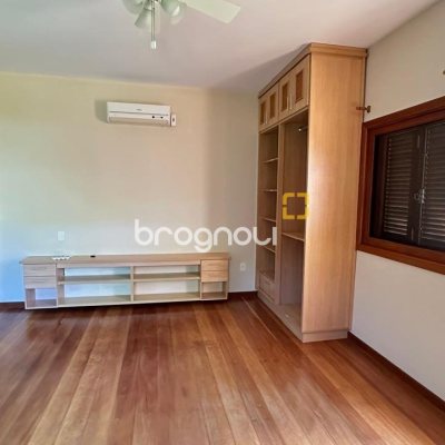 Casa com 340m², 5 quartos (sendo 5 suítes), 2 garagens, no bairro Rio Tavares em Florianópolis