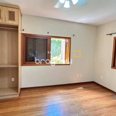 Casa com 340m², 5 quartos (sendo 5 suítes), 2 garagens, no bairro Rio Tavares em Florianópolis