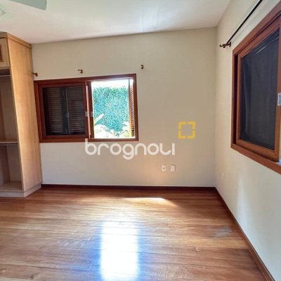 Casa com 340m², 5 quartos (sendo 5 suítes), 2 garagens, no bairro Rio Tavares em Florianópolis