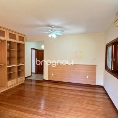 Casa com 340m², 5 quartos (sendo 5 suítes), 2 garagens, no bairro Rio Tavares em Florianópolis