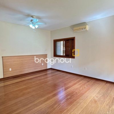 Casa com 340m², 5 quartos (sendo 5 suítes), 2 garagens, no bairro Rio Tavares em Florianópolis