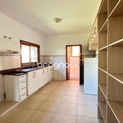 Casa com 340m², 5 quartos (sendo 5 suítes), 2 garagens, no bairro Rio Tavares em Florianópolis