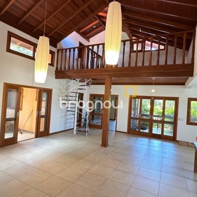 Casa com 340m², 5 quartos (sendo 5 suítes), 2 garagens, no bairro Rio Tavares em Florianópolis