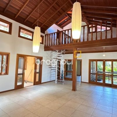 Casa com 340m², 5 quartos (sendo 5 suítes), 2 garagens, no bairro Rio Tavares em Florianópolis