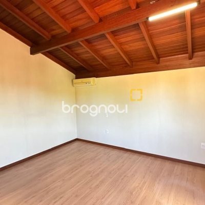 Casa com 340m², 5 quartos (sendo 5 suítes), 2 garagens, no bairro Rio Tavares em Florianópolis