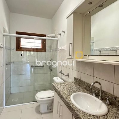 Casa com 340m², 5 quartos (sendo 5 suítes), 2 garagens, no bairro Rio Tavares em Florianópolis