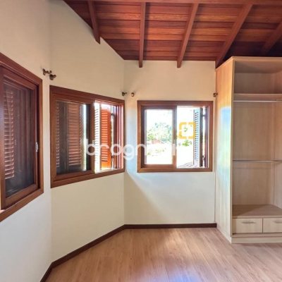 Casa com 340m², 5 quartos (sendo 5 suítes), 2 garagens, no bairro Rio Tavares em Florianópolis