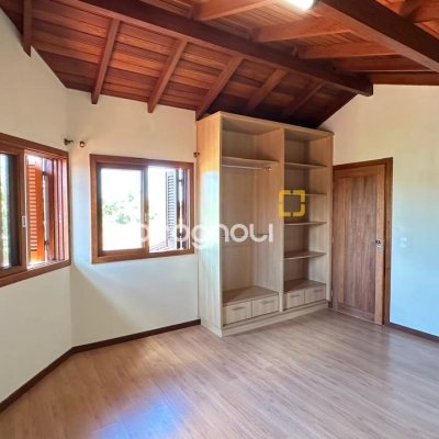 Casa com 340m², 5 quartos (sendo 5 suítes), 2 garagens, no bairro Rio Tavares em Florianópolis