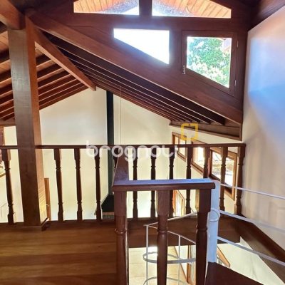 Casa com 340m², 5 quartos (sendo 5 suítes), 2 garagens, no bairro Rio Tavares em Florianópolis