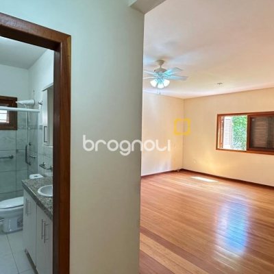 Casa com 340m², 5 quartos (sendo 5 suítes), 2 garagens, no bairro Rio Tavares em Florianópolis