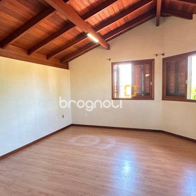 Casa com 340m², 5 quartos (sendo 5 suítes), 2 garagens, no bairro Rio Tavares em Florianópolis