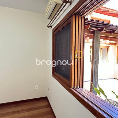 Casa com 340m², 5 quartos (sendo 5 suítes), 2 garagens, no bairro Rio Tavares em Florianópolis