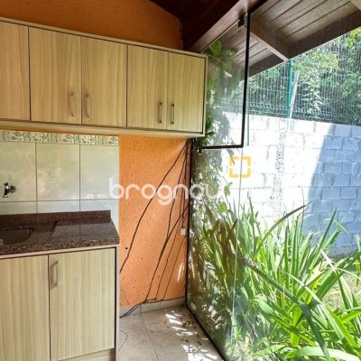 Casa com 340m², 5 quartos (sendo 5 suítes), 2 garagens, no bairro Rio Tavares em Florianópolis