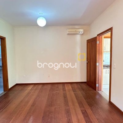 Casa com 340m², 5 quartos (sendo 5 suítes), 2 garagens, no bairro Rio Tavares em Florianópolis