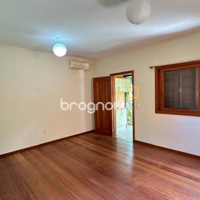 Casa com 340m², 5 quartos (sendo 5 suítes), 2 garagens, no bairro Rio Tavares em Florianópolis