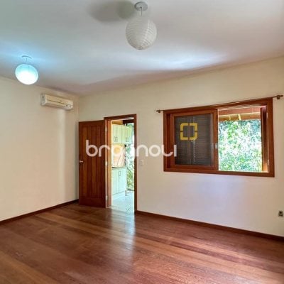 Casa com 340m², 5 quartos (sendo 5 suítes), 2 garagens, no bairro Rio Tavares em Florianópolis