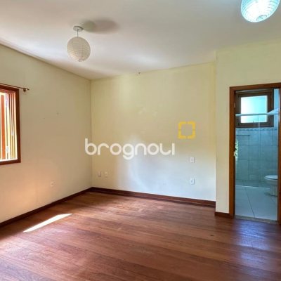 Casa com 340m², 5 quartos (sendo 5 suítes), 2 garagens, no bairro Rio Tavares em Florianópolis