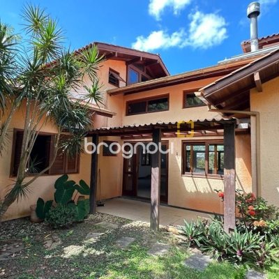Casa com 340m², 5 quartos (sendo 5 suítes), 2 garagens, no bairro Rio Tavares em Florianópolis