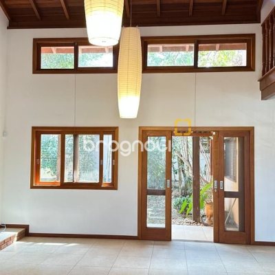 Casa com 340m², 5 quartos (sendo 5 suítes), 2 garagens, no bairro Rio Tavares em Florianópolis