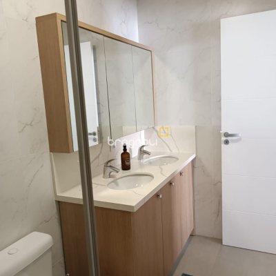 Apartamento com 99m², 2 quartos (sendo 2 suítes), 2 garagens, no bairro Santinho em Florianópolis