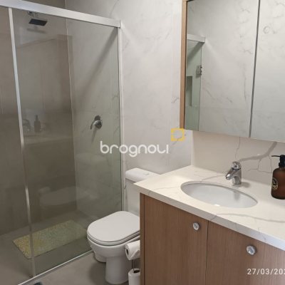 Apartamento com 99m², 2 quartos (sendo 2 suítes), 2 garagens, no bairro Santinho em Florianópolis