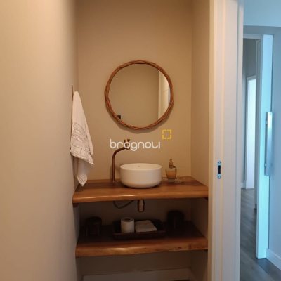 Apartamento com 99m², 2 quartos (sendo 2 suítes), 2 garagens, no bairro Santinho em Florianópolis